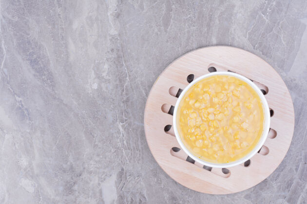 产品黄豆汤放在白板上的木板上健康餐具膳食