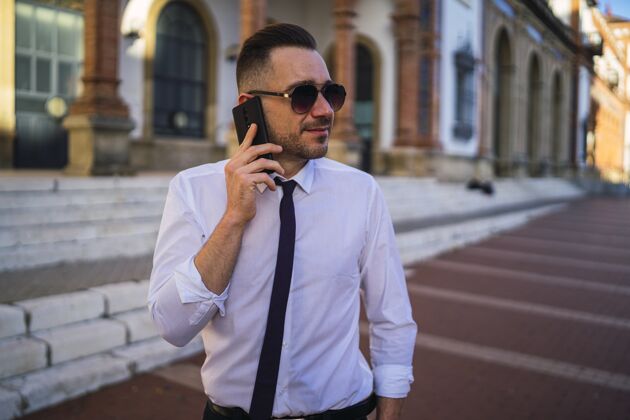 正式成功的年轻商人 一身正装 戴着墨镜打电话领带男性肖像