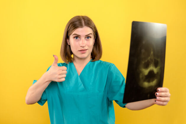 前面正面图黄色空间女医生拿着x光片X光人医院
