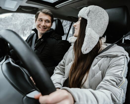 汽车快乐和笑脸夫妇一起在车上 而在公路旅行探索汽车女人