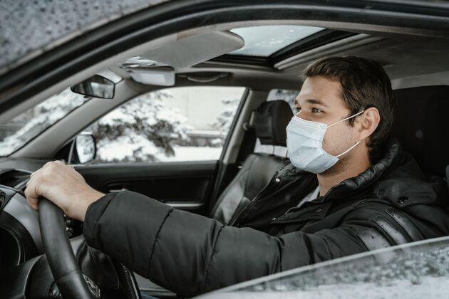 冒险戴着医用口罩的男子驾驶汽车进行公路旅行的侧视图汽车旅行面具