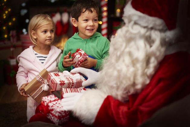 装饰品这是孩子们最喜欢的时刻圣诞灯采取服装
