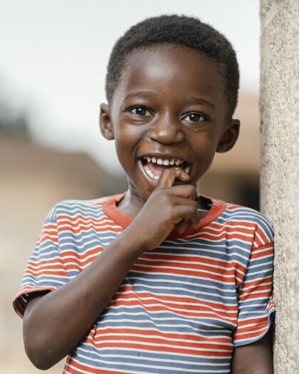 非洲户外小笑脸男孩画像孩子肖像笑脸
