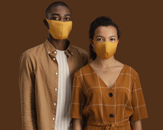 非裔美国人戴着面具的夫妇的正面图夫妇成人男人