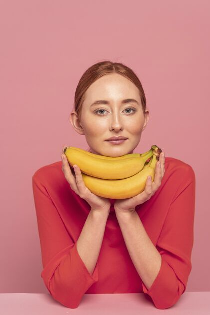 女人红头发女人在香蕉旁边摆姿势美丽构图模特