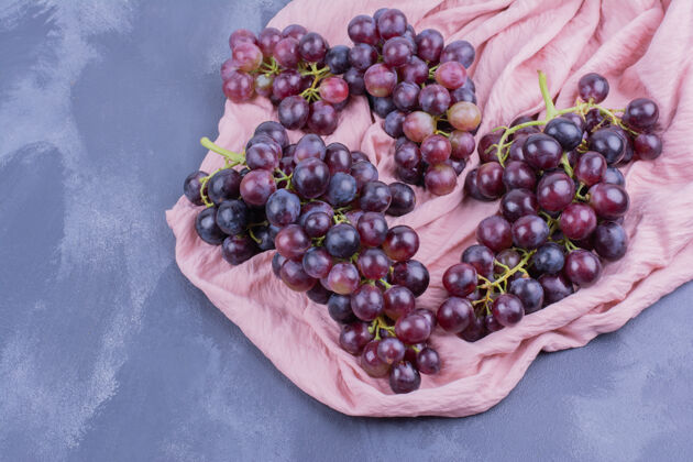 酒庄红葡萄浆果孤立在蓝色的表面热带多汁异国情调