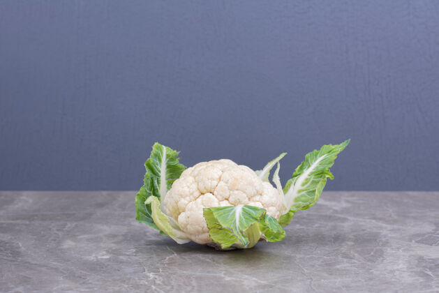 美味大理石上有绿叶的白色花椰菜美味卷心菜素食