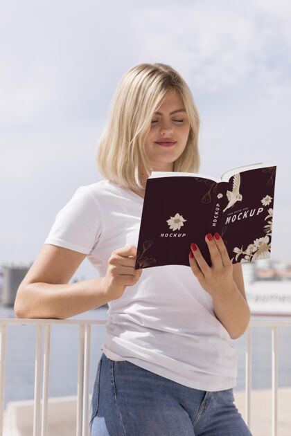 户外女人在街上看书实体模型阅读女人