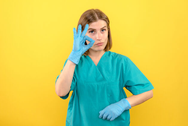 视图黄色地板上戴着蓝手套的女医生护士医疗医院医院漂亮手套