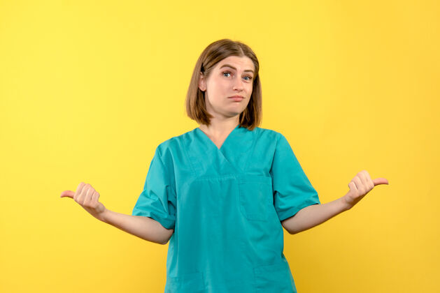 漂亮黄色空间上表情无聊的女医生前视图表情无聊护士