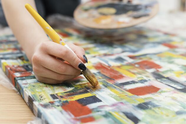 爱好年轻女子用丙烯酸树脂绘画艺术品艺术家画布