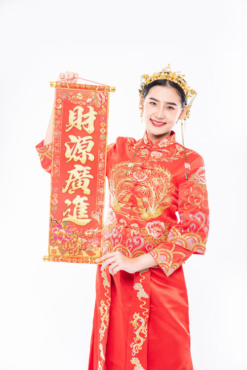 传统服装穿旗袍套装的女人很高兴在春节收到老板寄来的中国贺卡欢呼文化旗袍