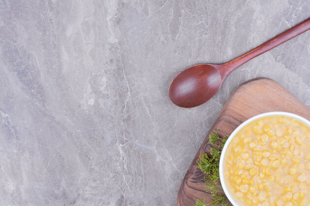 产品豌豆汤放在大理石上的白色陶瓷碗里餐厅新鲜早午餐