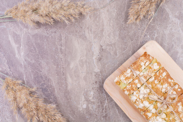 生物全防爆面包在一个木制的乡村木板上简约餐具餐厅