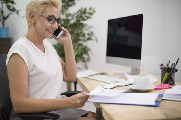 电话与客户协商的重要问题商务人士办公桌文件