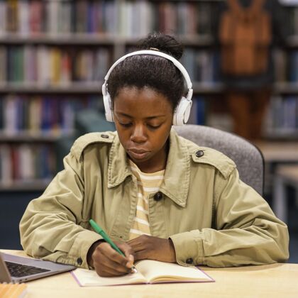 年轻成人女孩在大学图书馆学习学习教育妇女