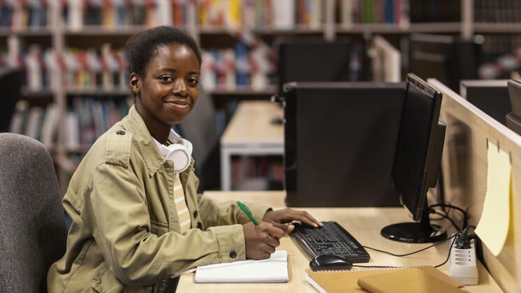 年轻成人在图书馆读书的年轻女子大学学校学生