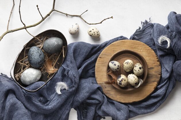 树枝复活节彩蛋的顶视图 有树枝和纺织品鸡蛋复活星期天节日
