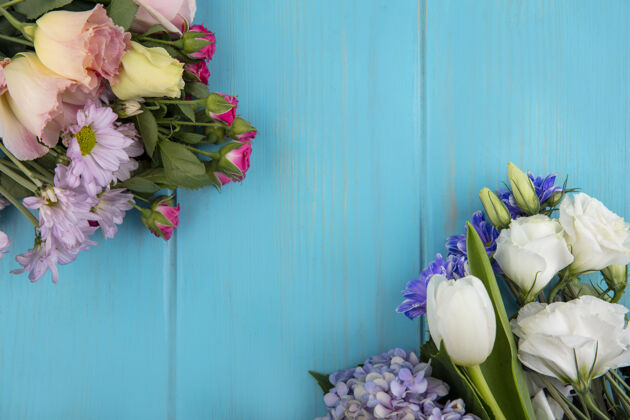视图顶视图美丽的五颜六色的花朵 如紫丁香玫瑰郁金香与叶子上的蓝色背景与复制空间像花五颜六色