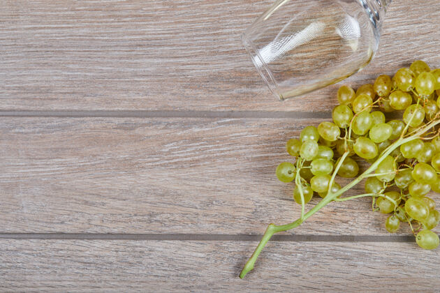 水果木头表面的葡萄和酒杯顶视图食物优雅