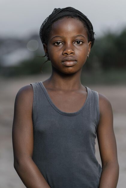 女孩年轻的非洲女孩肖像户外非洲人