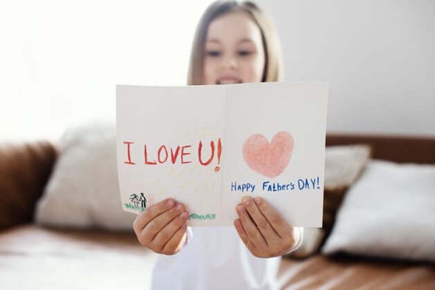 女儿小女孩拿着父亲节卡片的正面图 这是给她爸爸的惊喜全球父亲节国际
