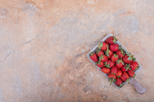 异国情调红色草莓放在大理石上的乡村木盘里水果甜味热带