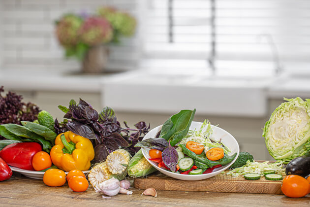 特写新鲜蔬菜在准备沙拉的过程中放在木桌上素食者食物自然