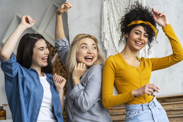女人三个快乐的女人微笑跳舞的正面图国际庆祝积极