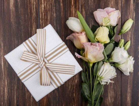礼物木制背景上的礼品盒和鲜花顶视图顶风景盒子