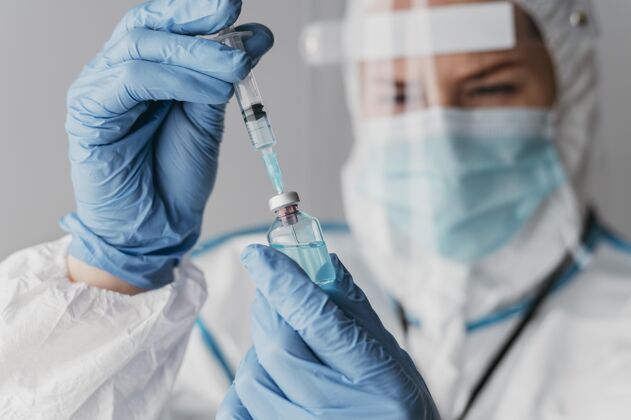 预防医生拿着准备疫苗 戴着防护装备护理保健大流行