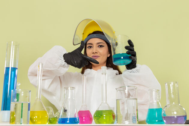 实验室正面图身着特殊防护服的年轻女化学家在绿墙化学实验室工作化学工作科学科学视图年轻