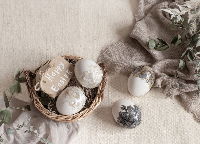 节日复活节静物画 彩蛋放在柳条篮子里复活节快乐愿望传统麻布