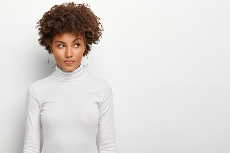 不知所措严肃的女人沉思着什么 扬起眉毛 有沉思的神情耳环思考旁白