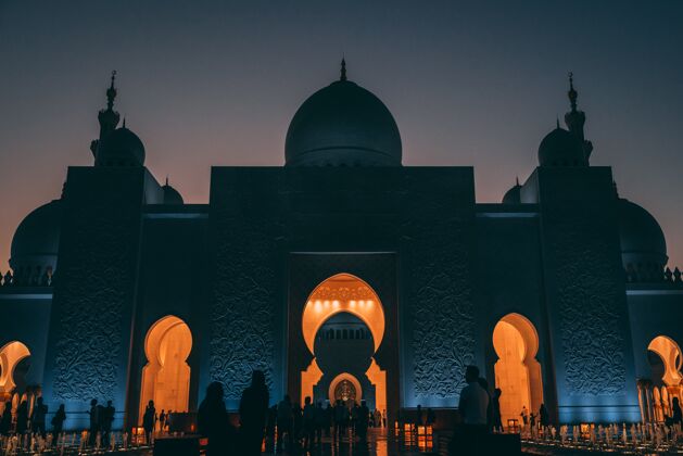 建筑阿布扎比一座大清真寺的低角度拍摄 建筑物内有发光的灯光灯光寺庙宏伟