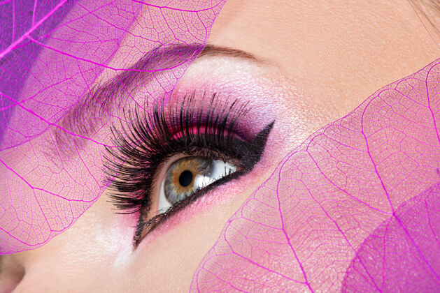 化妆用漂亮时尚的亮粉色妆容特写女性眼睛花睫毛女人