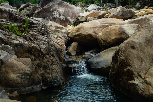 石头巴荷瀑布悬崖跳跃在康和省 越南瀑布森林热带