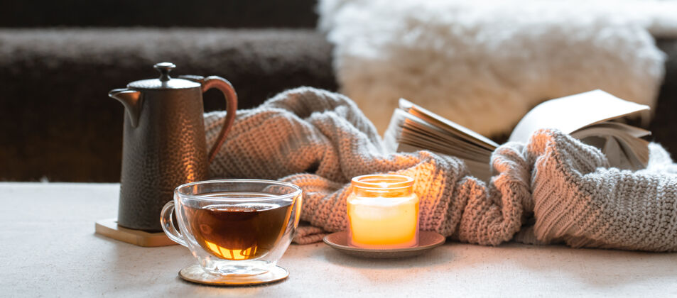 细节玻璃茶杯 茶壶 蜡烛 书籍 针织元素 家居舒适温馨的理念茶壶蜡烛杯子