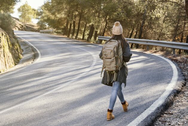 旅行一个在路上走的女人水平旅游公路旅行