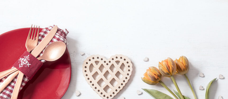 浪漫用盘子和餐具组成浪漫的情人节晚餐约会概念盘子装饰餐具