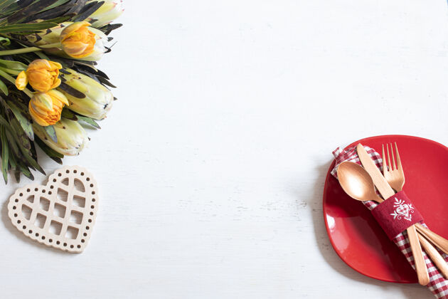 复制空间用一个盘子和餐具组成浪漫的晚餐和装饰元素情人节顶视图约会的概念餐具装饰盘子