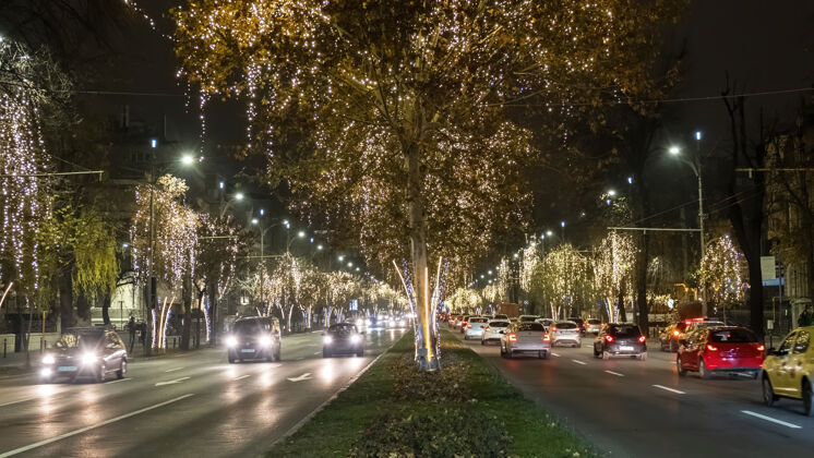 尾灯夜晚的城市街景 路上行驶的汽车 罗马尼亚布加勒斯特的圣诞灯火通明运动编辑长曝光