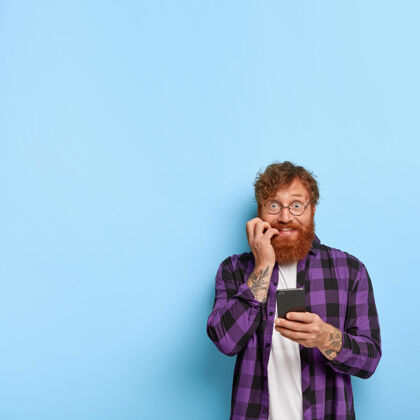 在线滑稽的红发男人表情紧张 咬指甲胡须互联网现代