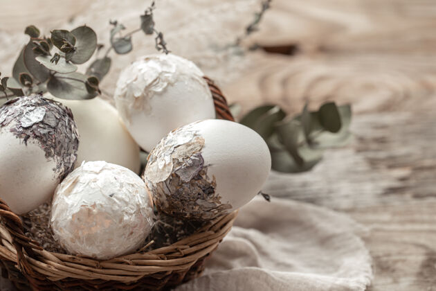 装饰在模糊不清的背景上放着鸡蛋和干花的篮子一个装饰复活节彩蛋的创意节日篮子传统