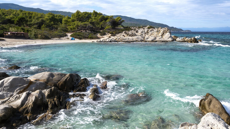 希腊爱琴海沿岸绿树环绕 岩石 灌木和树木 碧波荡漾 希腊沙爱琴海海岸