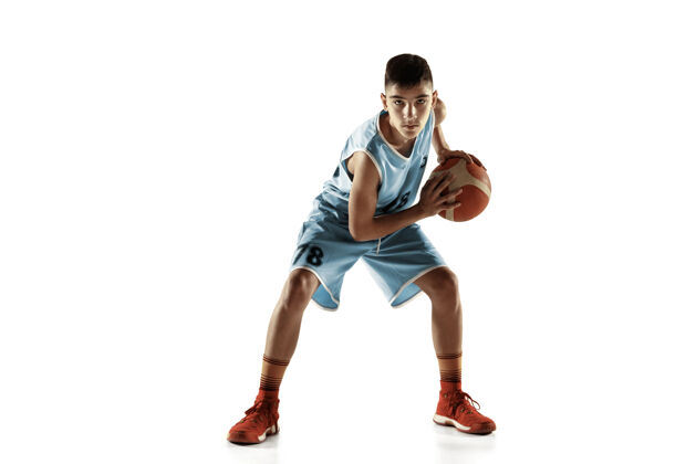 街球在白色工作室背景上 年轻篮球运动员拿着一个孤立的球的全长肖像青少年训练和练习 动作运动的概念 动作 健康的生活方式 广告运动活动健身