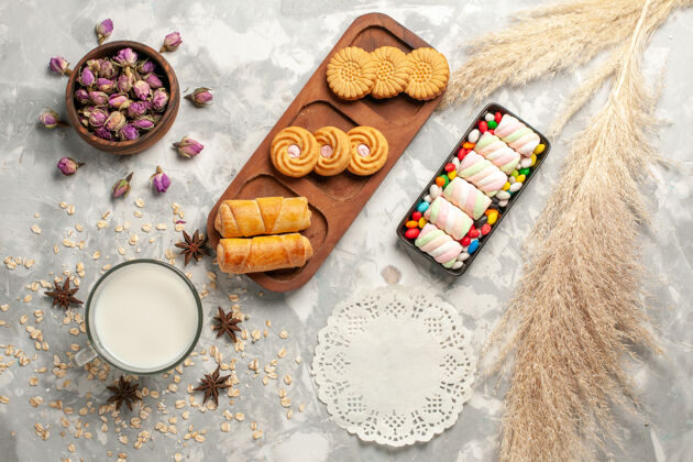 面包俯视不同的甜食糖果和饼干的白色表面糖饼干甜蛋糕派饼干饼干面包房谷物