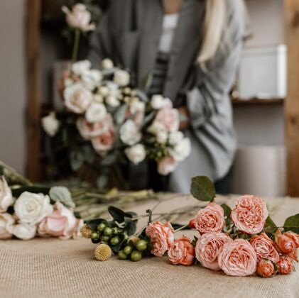 商店女花匠做了一个美丽的插花花束服务职业