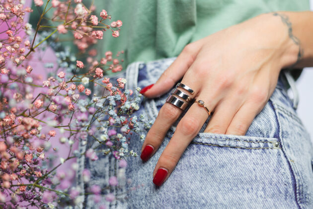 温柔戴着两个戒指的女人手指头的近景照片女人花魅力