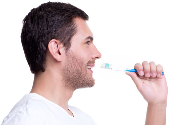 卫生轮廓特写一个快乐的年轻人用牙刷-隔离在白色没刮胡子成人牙刷